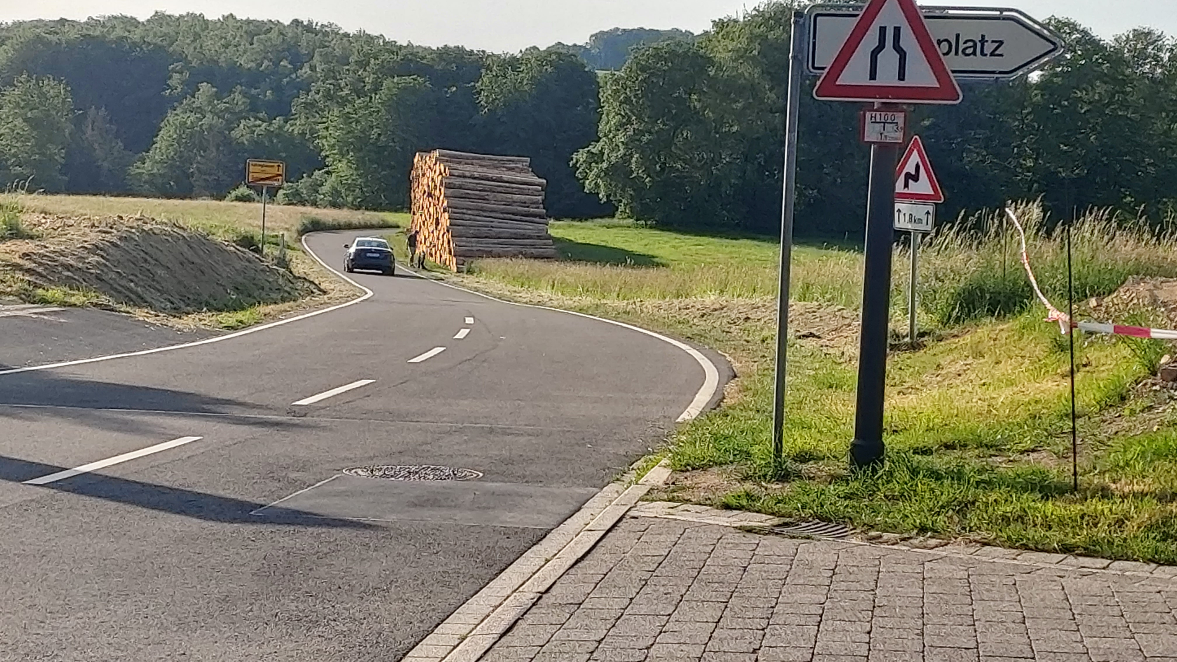 Holzstapel an der K11